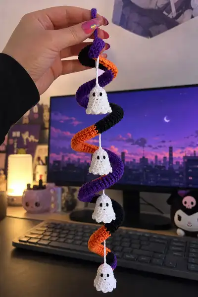 Spooky Spiral Halloween Garland with Hanging Ghosts Amigurumi Pattern step 1 - construction progress