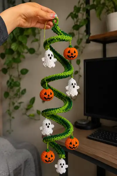 Spiral Halloween Garland Amigurumi Pattern step 1 - construction progress