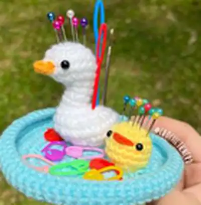 Duck and Goose Trinket Tray + Pin Cushion Amigurumi Pattern step 2 - assembly progress