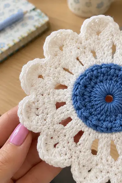Breezy Bedspread Daisy Motif Pattern step 3 - details and accessories