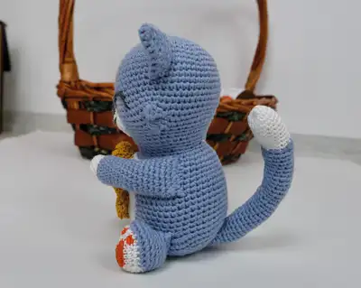 Cat Who Loves The Fish Amigurumi Pattern step 3 - details and accessories