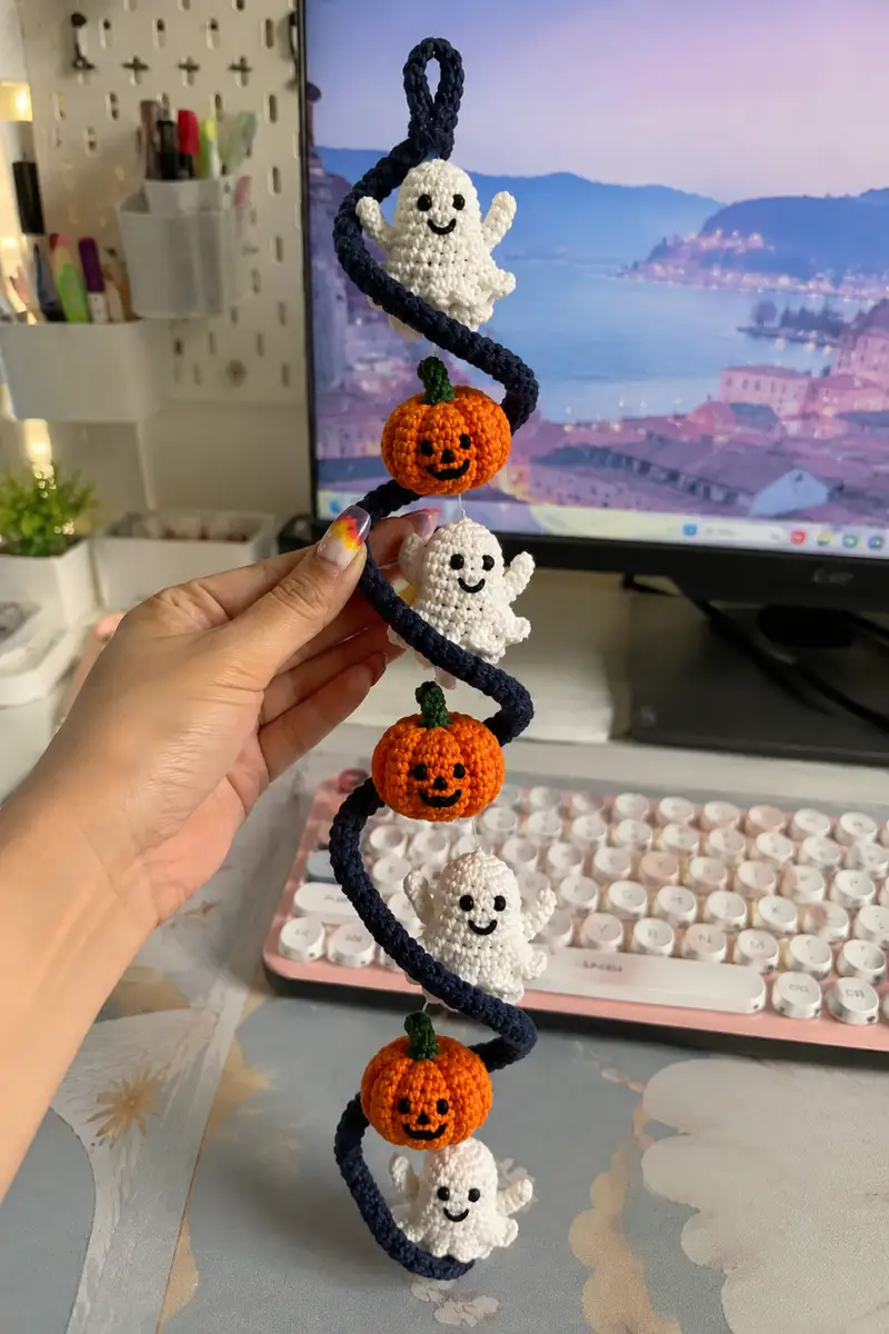 Midnight Spiral Halloween Garland with Smiling Ghosts and Pumpkins Amigurumi Pattern crochet pattern - detailed view of completed project