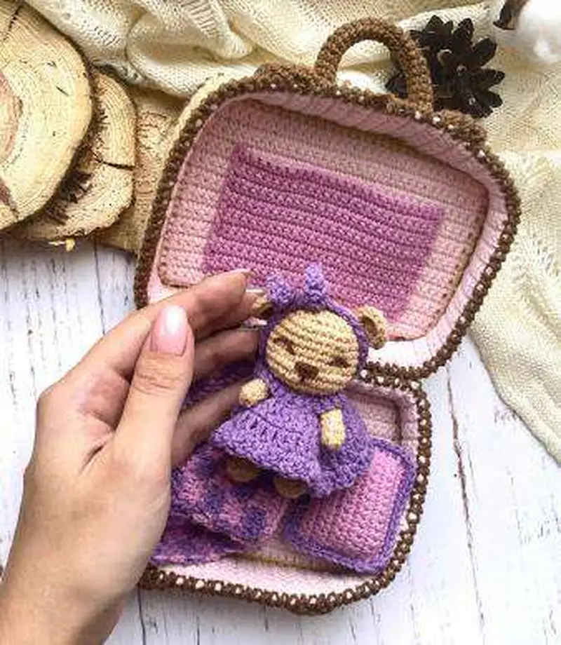 Free crochet pattern: Teddy Bear in Suitcase Amigurumi Pattern - Intermediate level tutorial