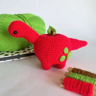 Appletosaurus Amigurumi Pattern step 3 - details and accessories
