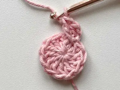 Elwen Granny Square Photo Tutorial Pattern step 3 - details and accessories