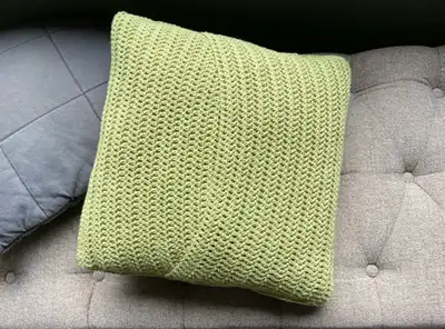 Flower Garden Throw Pillow Pattern step 3 - details and accessories