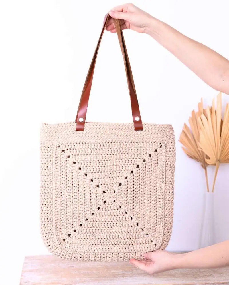 Free Intermediate crochet pattern: Granny Square Bag Pattern - Easy to follow tutorial