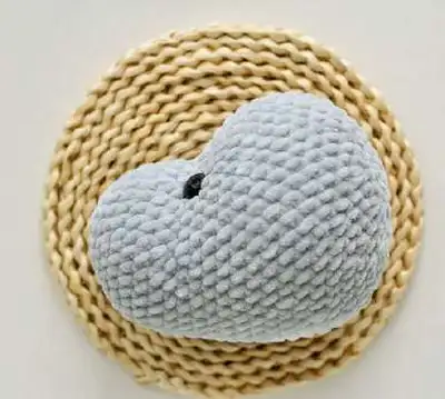 Hippo Lovey Amigurumi Pattern step 3 - details and accessories