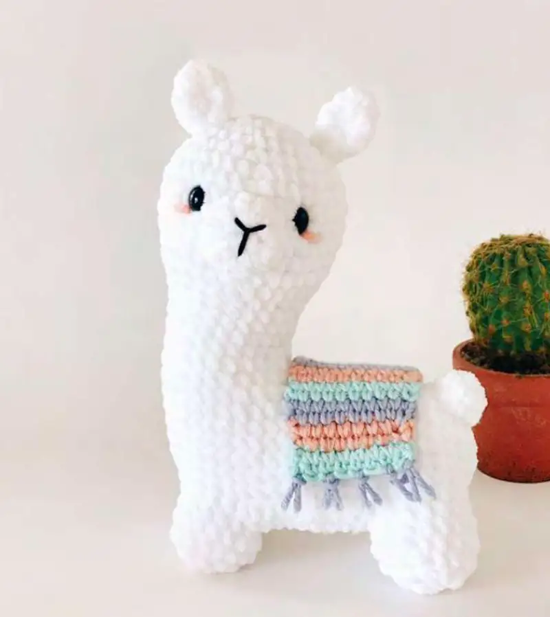 Free crochet pattern: Layla the Llama Amigurumi Pattern - Advanced level tutorial