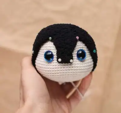 Penguin Lilo Amigurumi Pattern step 4 - final assembly and finishing