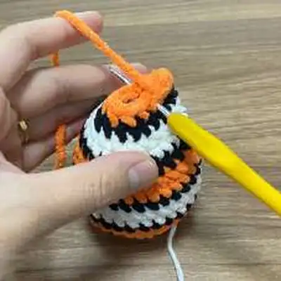 Clownfish (Nemo) Amigurumi Pattern step 3 - details and accessories