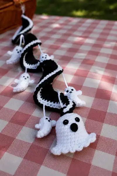 Spooky Halloween Spiral Decoration Amigurumi Pattern step 2 - assembly progress
