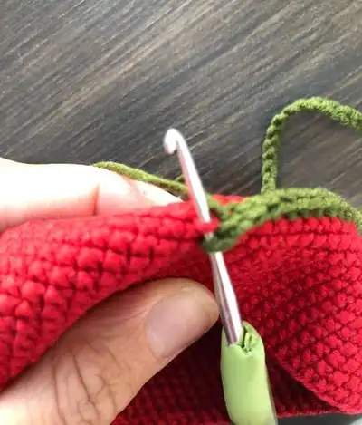 Christmas Outfit Amigurumi Pattern step 3 - details and accessories