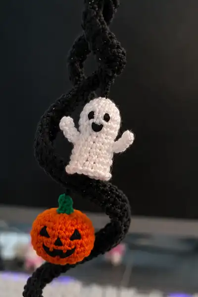 Black Spiral Halloween Garland with Floating Phantoms and Jack-o-Lanterns Pattern step 2 - assembly progress