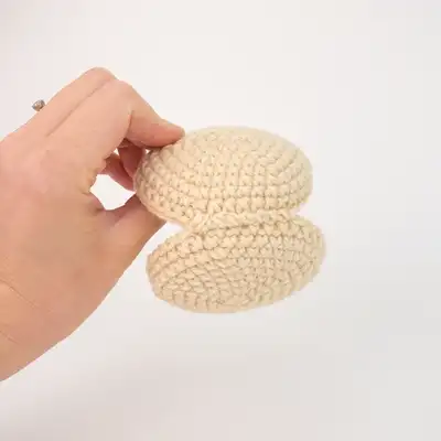 Cleo the Clam Amigurumi Pattern step 3 - details and accessories