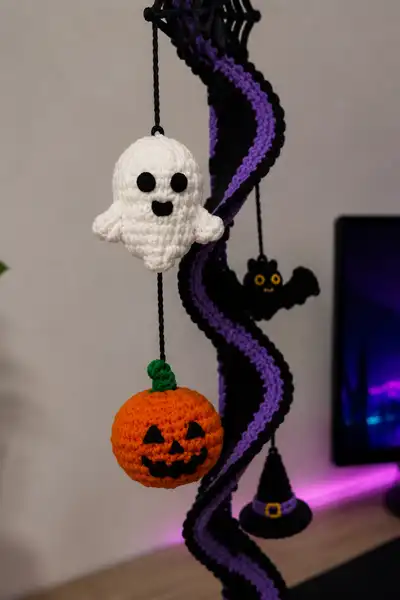 Spooky Spiral Garland Halloween Pattern step 2 - assembly progress