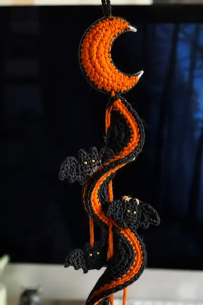 Halloween Black Bat Spiral Garland Pattern step 2 - assembly progress