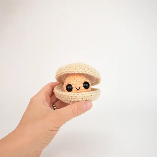 Cleo the Clam Amigurumi Pattern