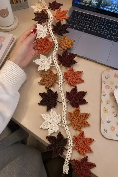 Autumn Maple Leaf Garland Pattern step 1 - construction progress