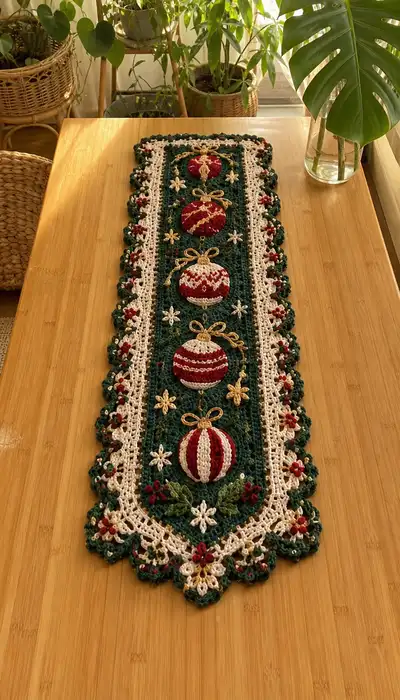 Forest Green And Cream Bauble Table Runner Pattern step 1 - construction progress
