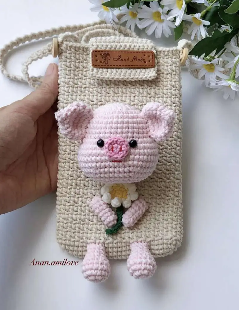 Free Intermediate crochet pattern: Pig Phone Pouch Amigurumi Pattern - Easy to follow tutorial