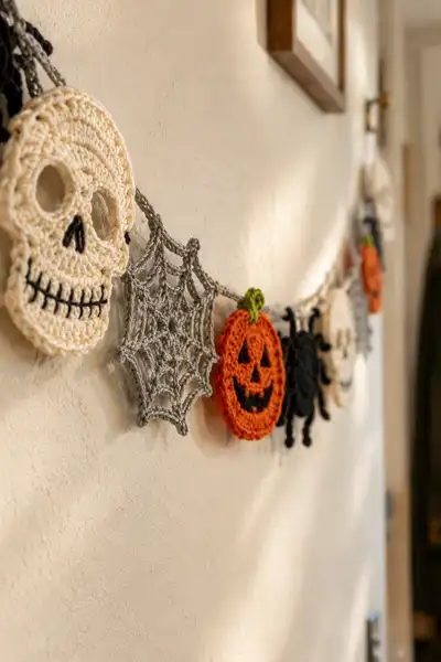 Skull and Spider Web Halloween Garland Pattern step 2 - assembly progress