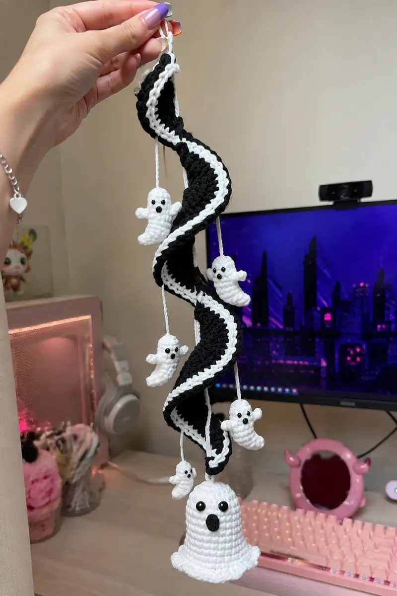 Spooky Halloween Spiral Garland Amigurumi Pattern crochet pattern - detailed view of completed project