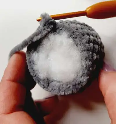 Baby Dino Backpack Amigurumi Pattern step 4 - final assembly and finishing
