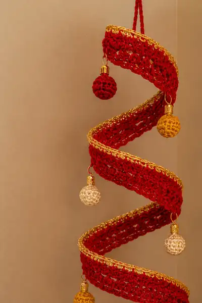 Red and Gold Spiral Christmas Garland Hanging Pattern step 2 - assembly progress