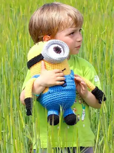 Minion Amigurumi Pattern step 4 - final assembly and finishing