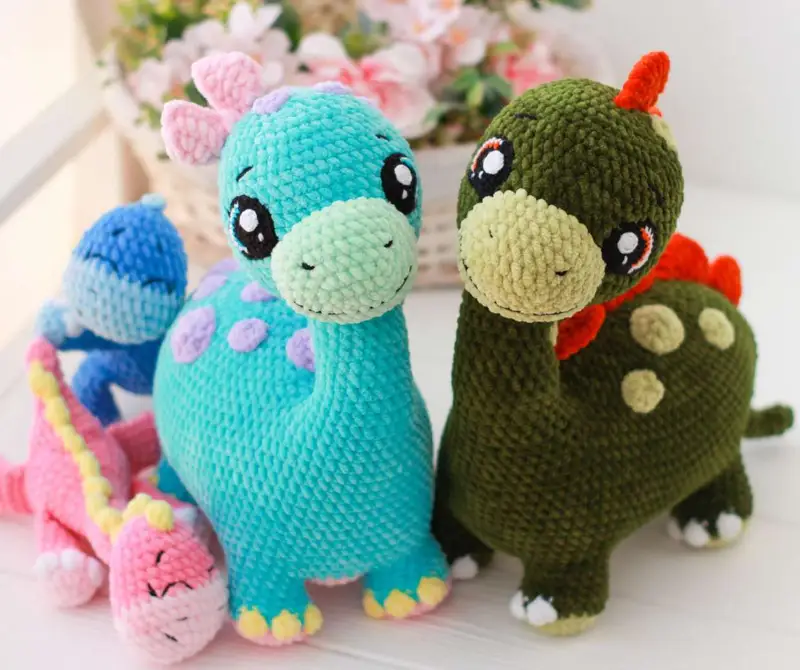 Free crochet pattern: Dino Family Amigurumi Pattern - Intermediate level tutorial