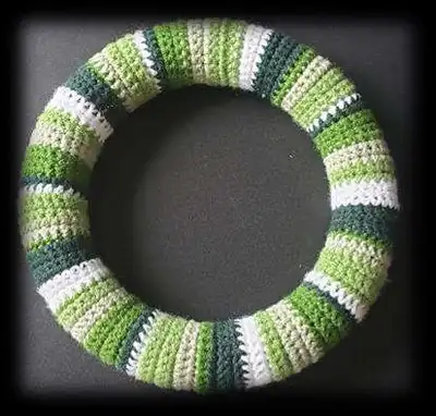 Lucky Gnome Wreath Amigurumi Pattern step 3 - details and accessories