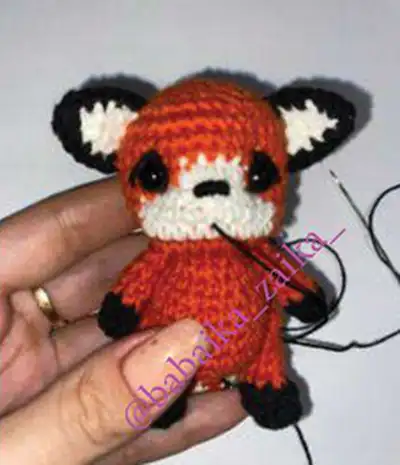 Baby Fox in Apple Bag Amigurumi Pattern step 4 - final assembly and finishing