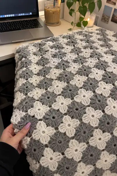 Grey Flowers Bedspread Pattern step 2 - assembly progress