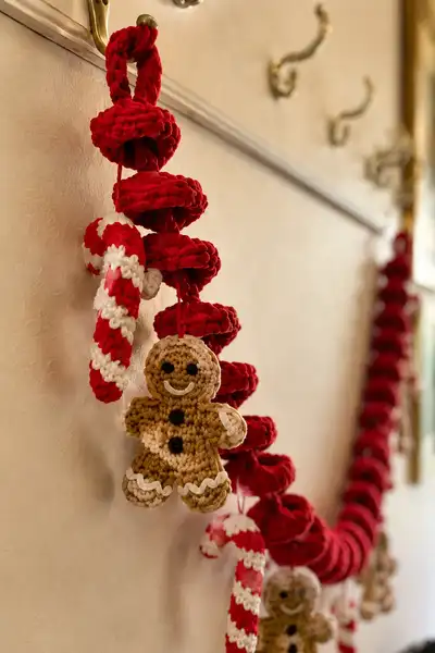 Classic Red Spiral Christmas Garland with Gingerbread Men and Candy Canes Pattern step 2 - assembly progress
