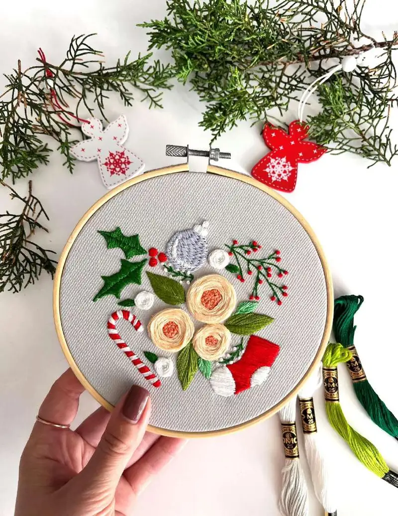 Free Beginner Friendly crochet pattern: Christmas Embroidery Hoop Pattern - Easy to follow tutorial