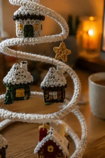 Snowy Roof Spiral Christmas Garland with Little Houses and Stars Pattern step 2 - assembly progress