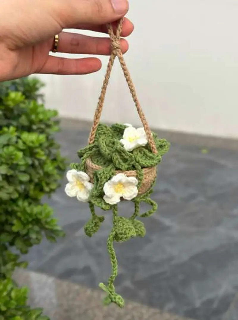 Free crochet pattern: Hanging Plant Pot Amigurumi Pattern - Intermediate level tutorial