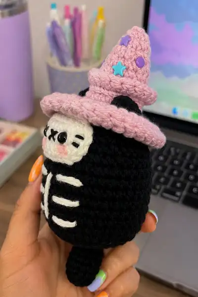 Halloween Cat Skeleton with Witch Hat Amigurumi Pattern step 2 - assembly progress