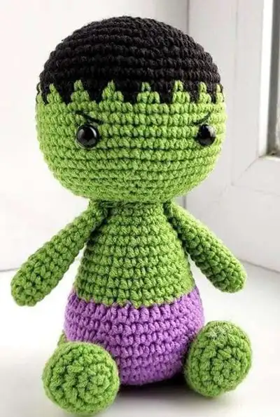Hulk Amigurumi Pattern step 4 - final assembly and finishing