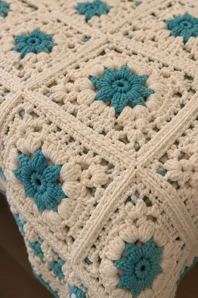 Luxury Puff Granny Square Bedspread Pattern step 3 - details and accessories