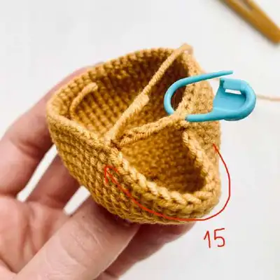 Ollie the Giraffe Amigurumi Pattern step 3 - details and accessories