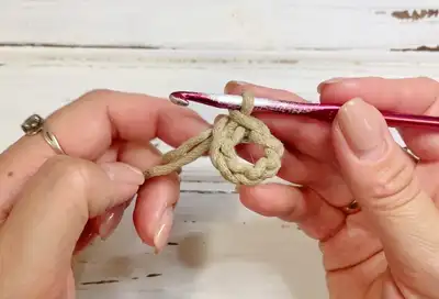 Crochet bag with leaves Pattern step 3 - details and accessories