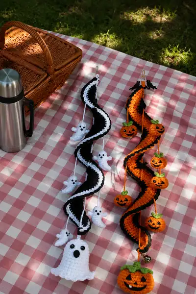 Spooky Halloween Spiral Decoration Amigurumi Pattern step 1 - construction progress