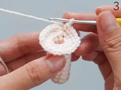 Alice in Wonderland Amigurumi Pattern step 3 - details and accessories