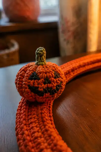 Orange Spiral Halloween Garland with Grinning Pumpkins Pattern step 2 - assembly progress