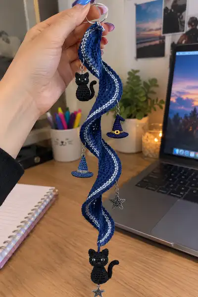 Midnight Spiral Keychain Amigurumi Pattern step 1 - construction progress