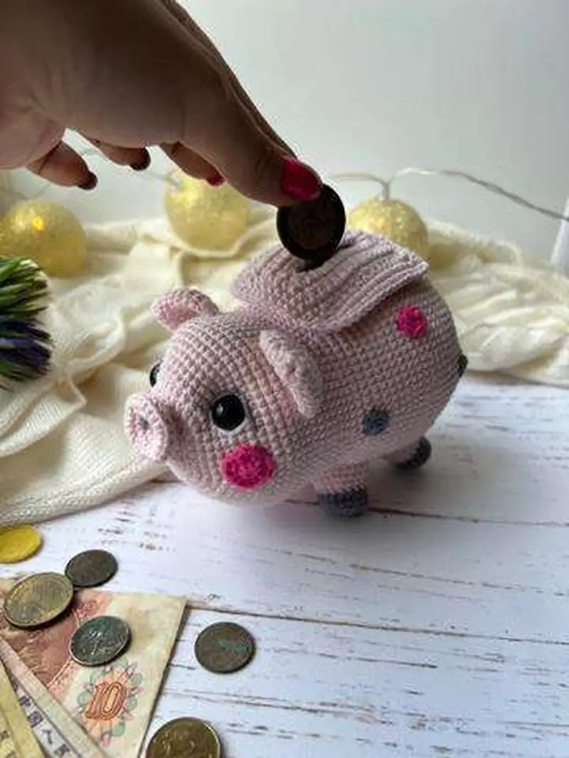 Free crochet pattern: Piggy Bank Amigurumi Pattern - Intermediate level tutorial