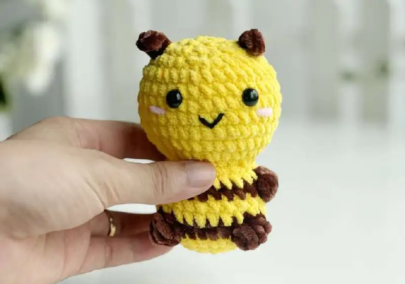 Free crochet pattern: Bee No Sew Amigurumi Pattern - Beginner Friendly level tutorial