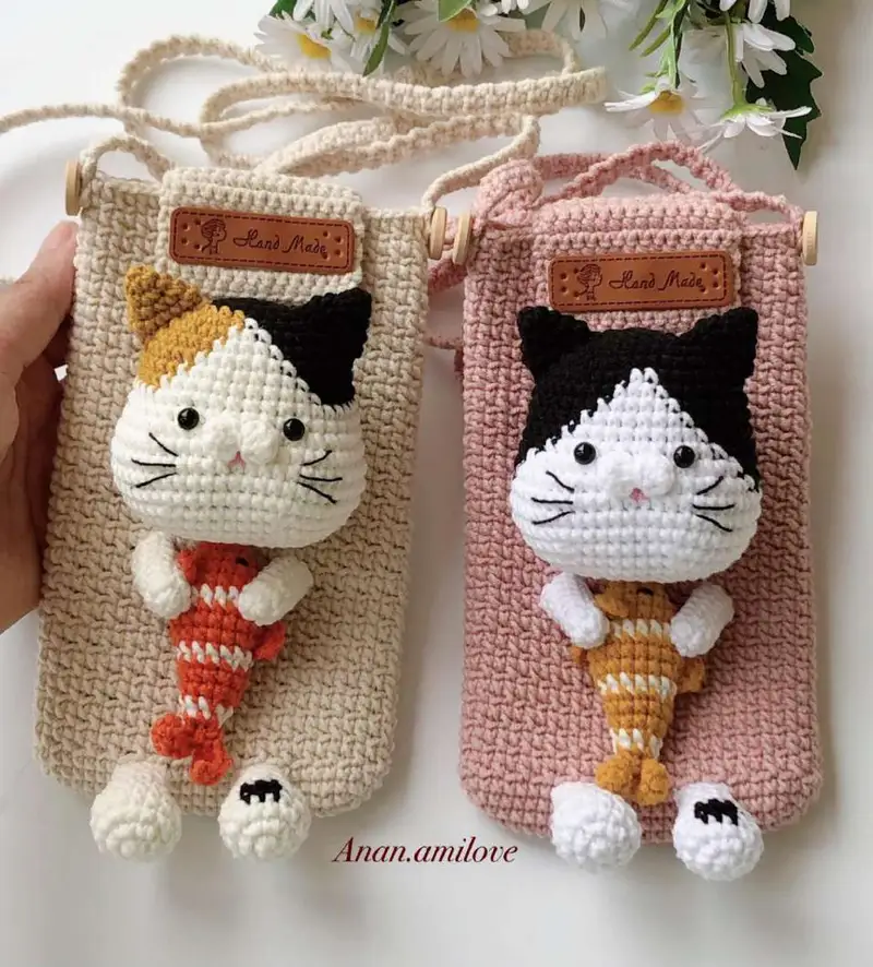 Free Intermediate crochet pattern: Cat Phone Pouch Pattern - Easy to follow tutorial